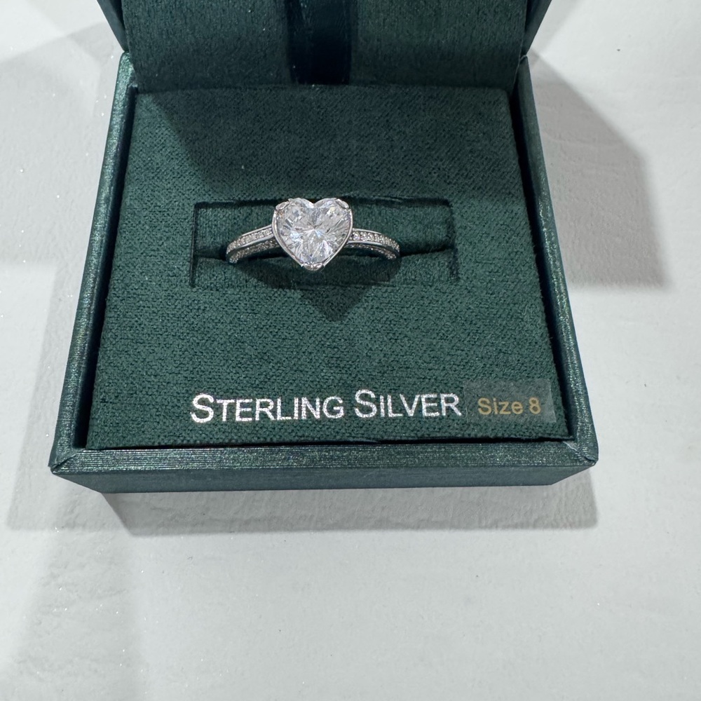 New Simply Silver sterling silver heart-shaped ring in size 8. - Picture 2 of 3
